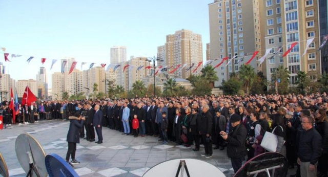 ULU ÖNDER ATATÜRK ÖZLEMLE VE SAYGIYLA ATAŞEHİR’DE ANILDI