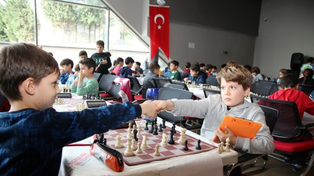 ATAŞEHİR'DE ÇOCUKLAR SATRANÇ TURNUVASINDA YARIŞTI