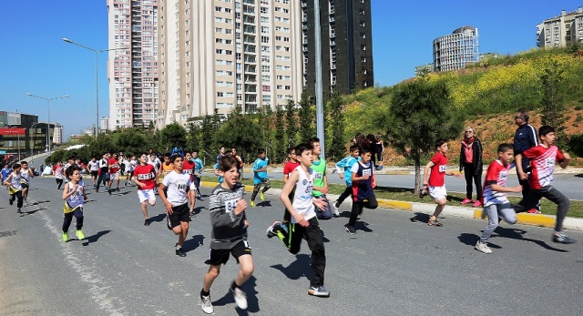 ATAŞEHİR'DE ÇOCUKLAR ULUSAL EGEMENLİK İÇİN KOŞTU