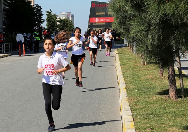 ATAŞEHİR'DE ÇOCUKLAR ULUSAL EGEMENLİK İÇİN KOŞTU