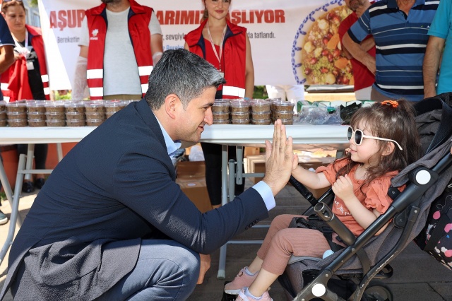 BAŞKAN ONURSAL ADIGÜZEL AŞURE DAĞITTI