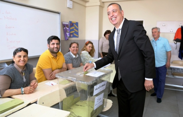 Battal İlgezdi, Gamze akkuş İlgezdi Referandum'da Oylarını Kullandı
