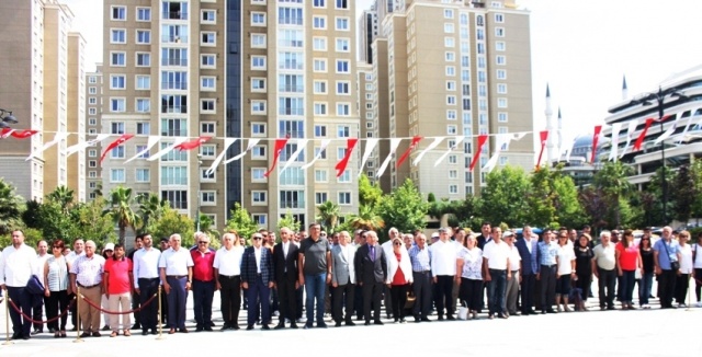 CHP, ATAŞEHİR'DE 15 TEMMUZ ŞEHİTLERİNİ ANDI