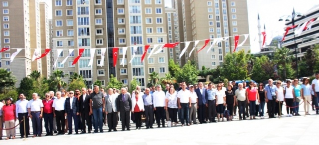 CHP, ATAŞEHİR'DE 15 TEMMUZ ŞEHİTLERİNİ ANDI