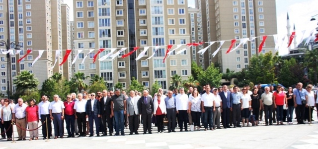 CHP, ATAŞEHİR'DE 15 TEMMUZ ŞEHİTLERİNİ ANDI