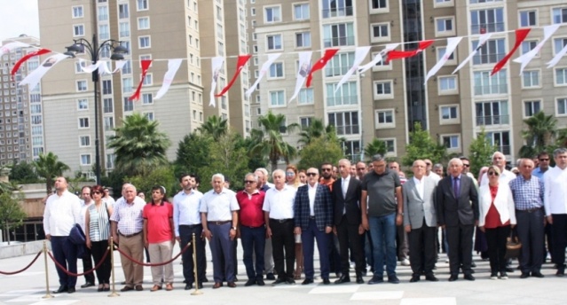 CHP, ATAŞEHİR'DE 15 TEMMUZ ŞEHİTLERİNİ ANDI