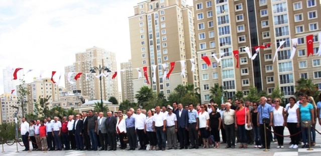 CHP, ATAŞEHİR'DE 15 TEMMUZ ŞEHİTLERİNİ ANDI