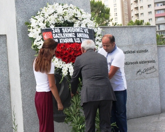 CHP, ATAŞEHİR'DE 15 TEMMUZ ŞEHİTLERİNİ ANDI