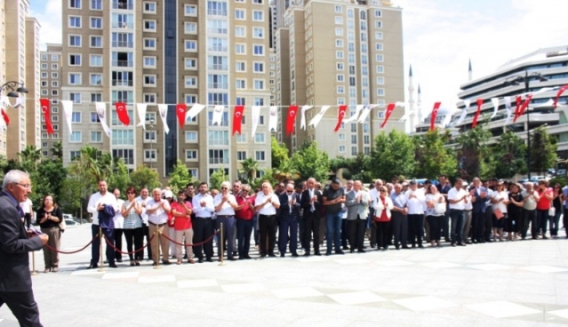 CHP, ATAŞEHİR'DE 15 TEMMUZ ŞEHİTLERİNİ ANDI