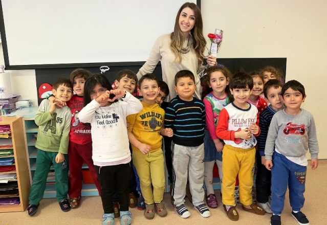 Ataşehirli kadınlara karanfil dağıtıldı.