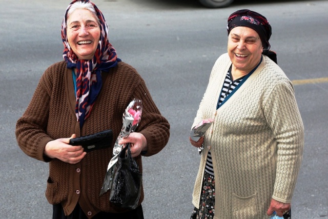 Ataşehirli kadınlara karanfil dağıtıldı.