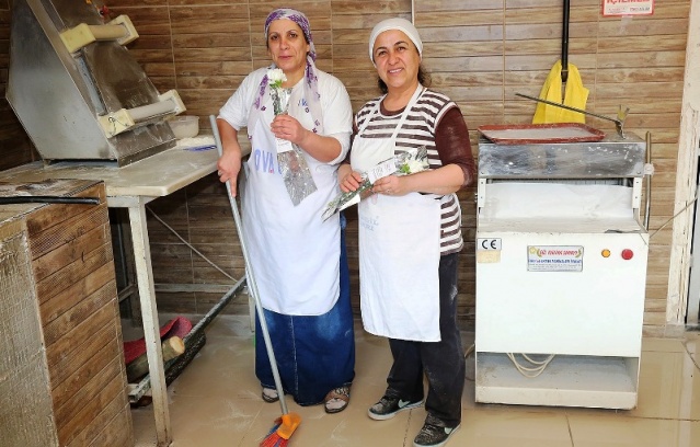 Ataşehirli kadınlara karanfil dağıtıldı.