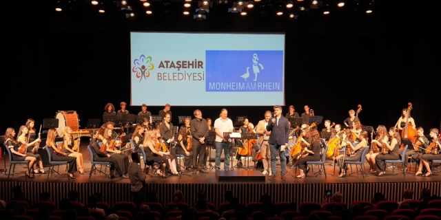 DÜNYA BARIŞ İÇİN İKİ ÜLKEDEN ATAŞEHİR’DE ORTAK KONSER: DÜNYADA İLK KEZ SAHNELENDİ.