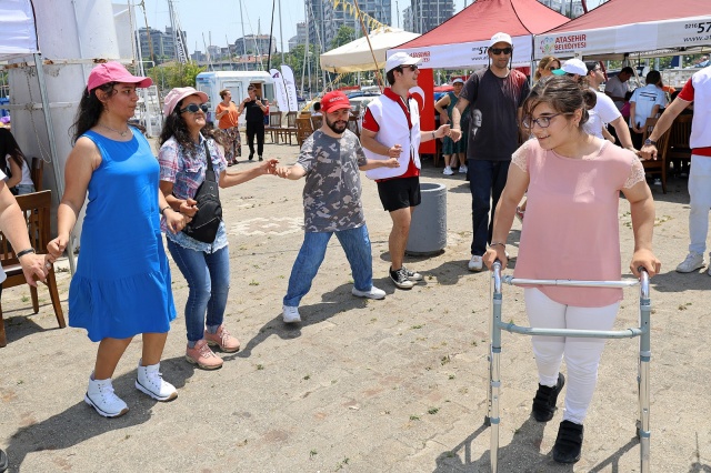 ATAŞEHİRLİ ENGELLİ ÇOCUK VE GENÇLERİN YELKENLİ HEYECANI