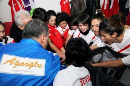 ATAŞEHİR BAYAN FUTBOL TAKIMI