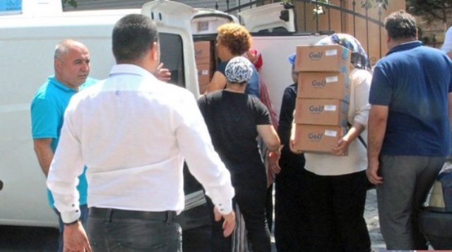 GÜLENYÜZ DERNEĞİ DONDURMA DAĞITIMI YAPTI