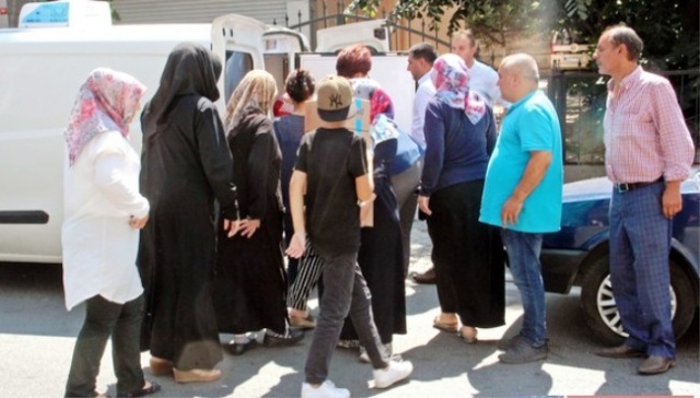 GÜLENYÜZ DERNEĞİ DONDURMA DAĞITIMI YAPTI