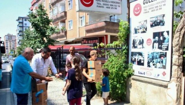 GÜLENYÜZ DERNEĞİ DONDURMA DAĞITIMI YAPTI