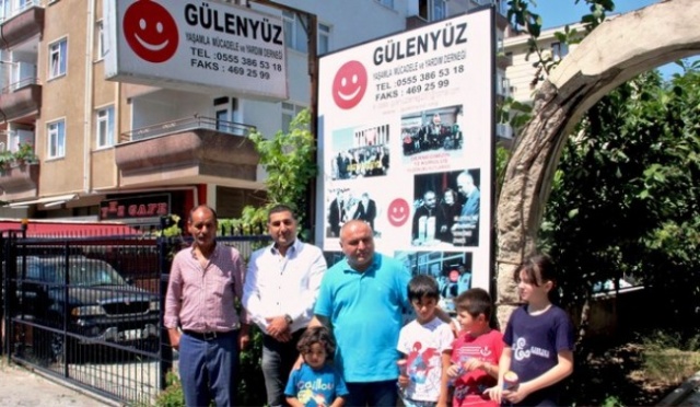 GÜLENYÜZ DERNEĞİ DONDURMA DAĞITIMI YAPTI