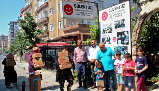 GÜLENYÜZ DERNEĞİ DONDURMA DAĞITIMI YAPTI