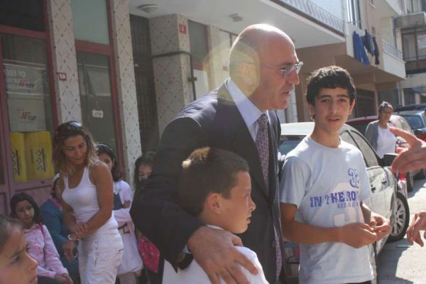 GÜLENYÜZ DERNEĞİ OYUNCAK DAĞITIMI KADİR GÖKMEN ÖGÜT - MAHMUT TANAL