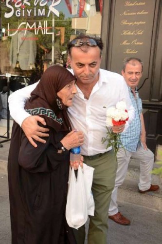 Ataşehir Belediye Zabıtasından  Karanfilli Kutlama