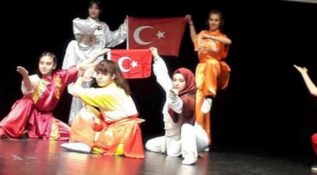 Ataşehi'de Kuş Yetiştiricileri Ödüllerini Aldılar