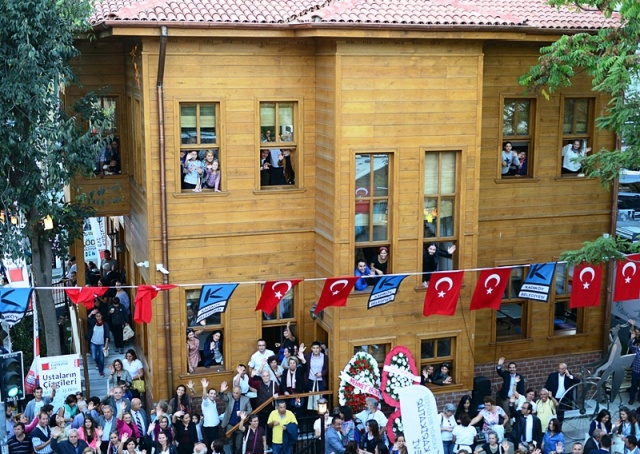 KADIKÖY'DE KARİKATÜR EVİ KAPILARINI AÇTI