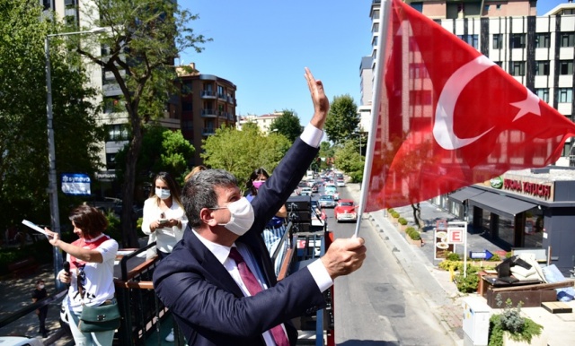 KADIKÖY’DE ZAFER BAYRAMI COŞKUSU: KLASİK OTOMOBİLLERLE ZAFER TURU ATTILAR