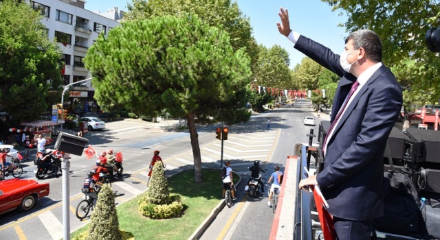 KADIKÖY’DE ZAFER BAYRAMI COŞKUSU: KLASİK OTOMOBİLLERLE ZAFER TURU ATTILAR