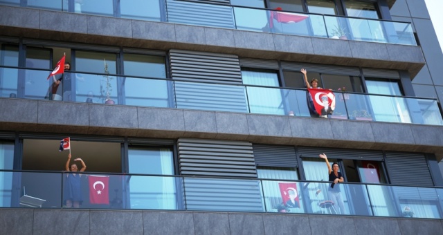 KADIKÖY’DE ZAFER BAYRAMI COŞKUSU: KLASİK OTOMOBİLLERLE ZAFER TURU ATTILAR