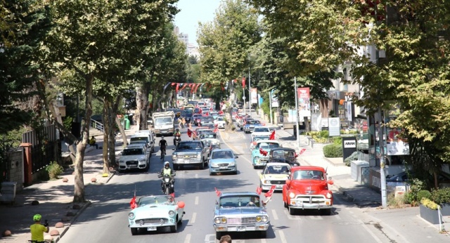 KADIKÖY’DE ZAFER BAYRAMI COŞKUSU: KLASİK OTOMOBİLLERLE ZAFER TURU ATTILAR