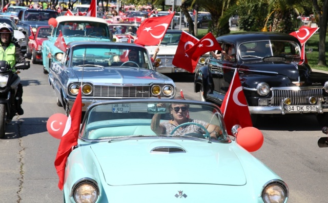 KADIKÖY’DE ZAFER BAYRAMI COŞKUSU: KLASİK OTOMOBİLLERLE ZAFER TURU ATTILAR