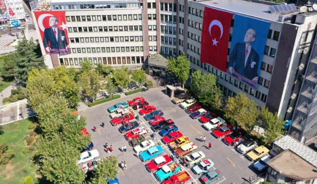KADIKÖY’DE ZAFER BAYRAMI COŞKUSU: KLASİK OTOMOBİLLERLE ZAFER TURU ATTILAR