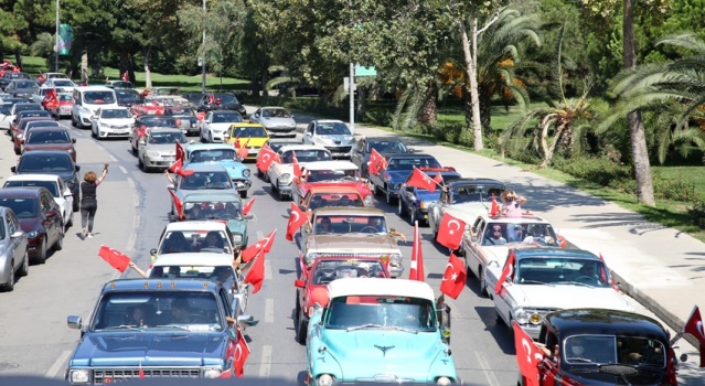 KADIKÖY’DE ZAFER BAYRAMI COŞKUSU: KLASİK OTOMOBİLLERLE ZAFER TURU ATTILAR