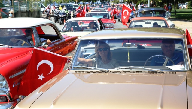 KADIKÖY’DE ZAFER BAYRAMI COŞKUSU: KLASİK OTOMOBİLLERLE ZAFER TURU ATTILAR