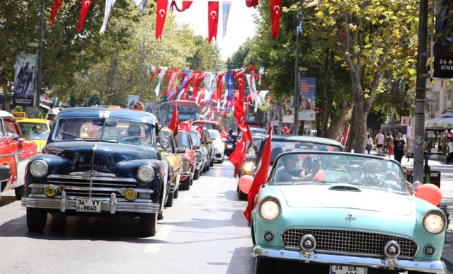 KADIKÖY’DE ZAFER BAYRAMI COŞKUSU: KLASİK OTOMOBİLLERLE ZAFER TURU ATTILAR