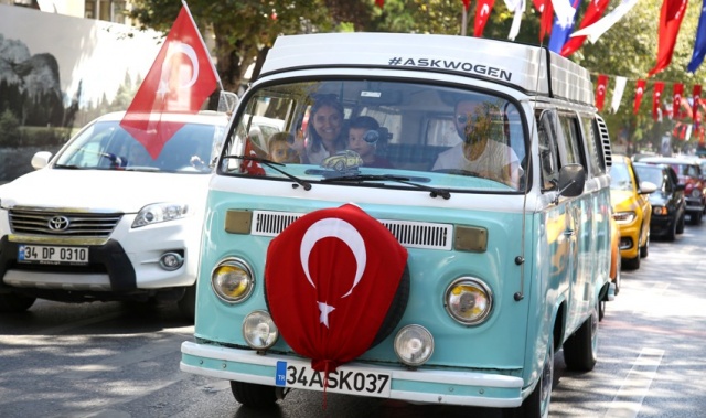 KADIKÖY’DE ZAFER BAYRAMI COŞKUSU: KLASİK OTOMOBİLLERLE ZAFER TURU ATTILAR