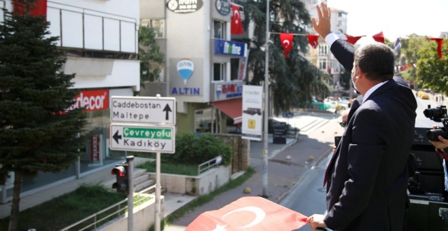 KADIKÖY’DE ZAFER BAYRAMI COŞKUSU: KLASİK OTOMOBİLLERLE ZAFER TURU ATTILAR