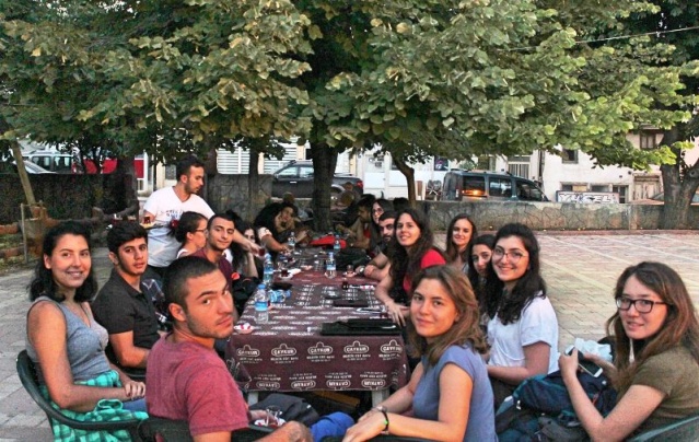 “Köyünü Yaşat” çağrısı öğrencileri bir araya getirdi
Mimar Sinan Güzel Sanatlar Üniversitesi ve Gölpazarı Belediyesi ortaklığında düzenlenen Köyünü Yaşat Projesi Yaz Atölyeleri bu yıl da mimarlık ve tasarım alanlarından öğrenci ve akademisyenlere ev sahipliği yapıyor. Türkiye'de ağaç panel sektörünün en güçlü oyuncusu Kastamonu Entegre desteğiyle gerçekleşen proje kapsamında yaz atölyelerine katılan öğrenciler, Gölpazarı’nda mekânların yenilenmesi ve köyde kırsal alanların yeniden değerlendirilmesi konularında çalışıyorlar.