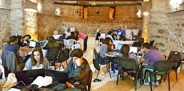 “Köyünü Yaşat” çağrısı öğrencileri bir araya getirdi
Mimar Sinan Güzel Sanatlar Üniversitesi ve Gölpazarı Belediyesi ortaklığında düzenlenen Köyünü Yaşat Projesi Yaz Atölyeleri bu yıl da mimarlık ve tasarım alanlarından öğrenci ve akademisyenlere ev sahipliği yapıyor. Türkiye'de ağaç panel sektörünün en güçlü oyuncusu Kastamonu Entegre desteğiyle gerçekleşen proje kapsamında yaz atölyelerine katılan öğrenciler, Gölpazarı’nda mekânların yenilenmesi ve köyde kırsal alanların yeniden değerlendirilmesi konularında çalışıyorlar.