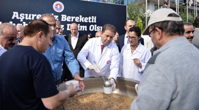 Maltepe'de 10 bin kişiye aşure dağıtıldı