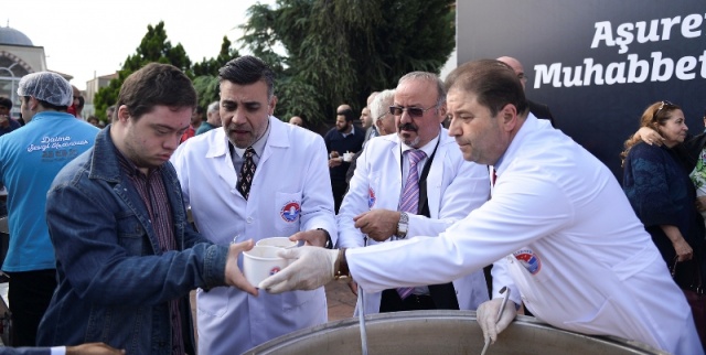 Maltepe'de 10 bin kişiye aşure dağıtıldı