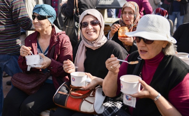 Maltepe'de 10 bin kişiye aşure dağıtıldı