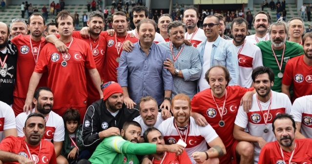 Maltepe'de Ünlü isimler lösemili çocuklar için sahaya çıktı