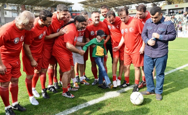 Maltepe'de Ünlü isimler lösemili çocuklar için sahaya çıktı
