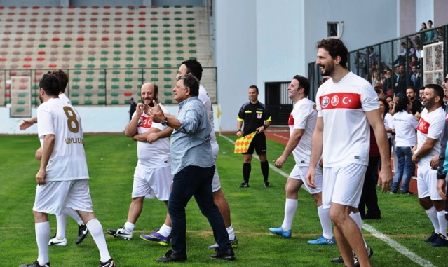 Maltepe'de Ünlü isimler lösemili çocuklar için sahaya çıktı