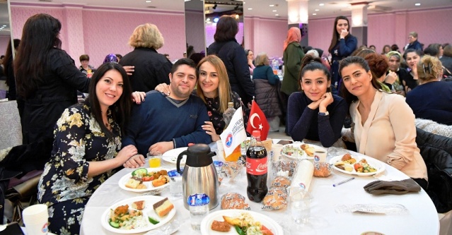 Maltepe'de Kadınlar, Kadınlar Matinesinde, Doyasıya Eglendi