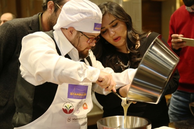 MUSTAFA DENİZLİ VE KIZI LAL DENİZLİ DOWN ŞEFLER’LE PASTA YAPTI