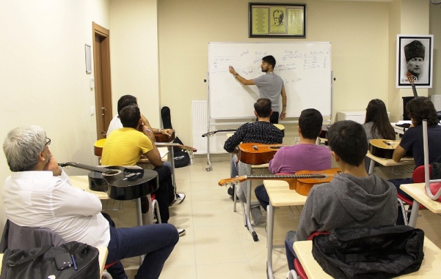 Ataşehir Neşet Ertaş Kültür Evi, Merkezi